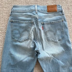 LEVI’S Curvy Straight Light Wash Jeans